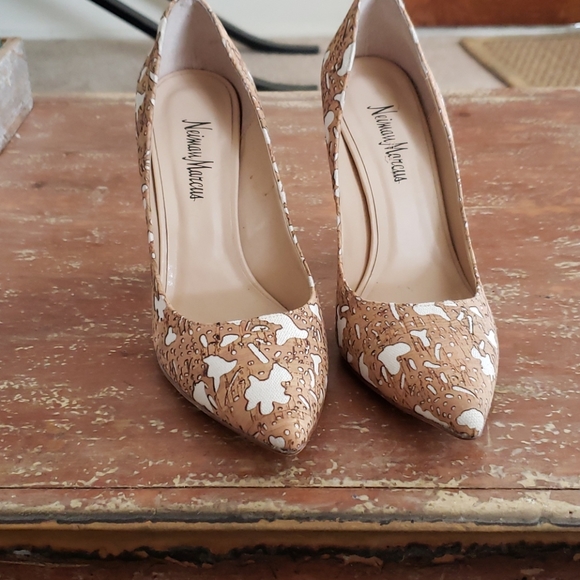 Neiman Marcus Fabulous Cork and Linen Pumps - Picture 2 of 6